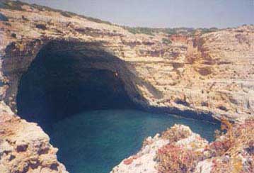 Portugal:
Malerisch untersplte Felsen an der Algarve