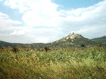 Toscana:
Blick im Vorbeifahren auf ein kleines Dorf