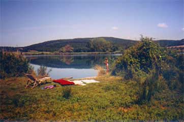 Toscana:
Ein kristallklarer See, der zum Baden animiert